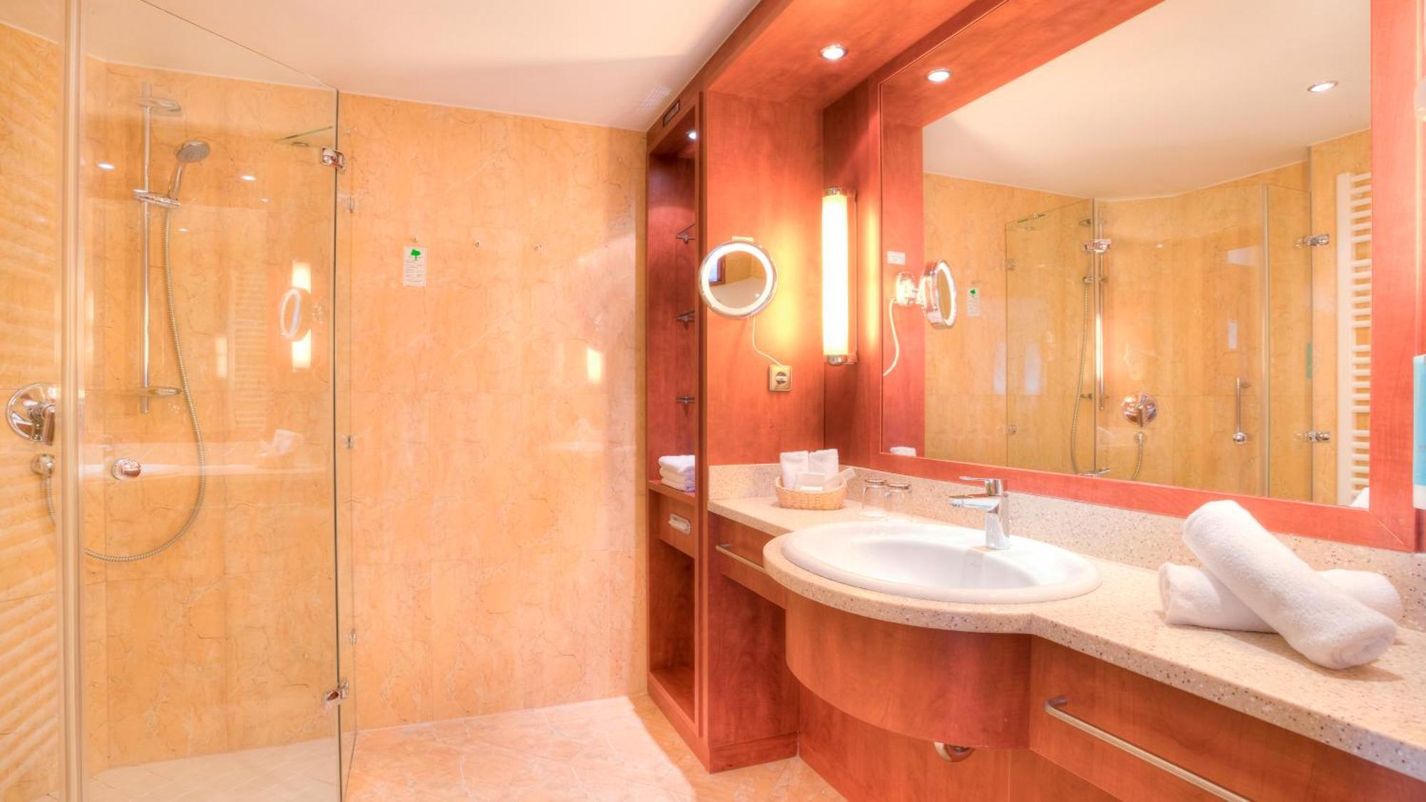 Hotel Zur Post - Ein Rovell Hotel Heringsdorf  Bagian luar foto