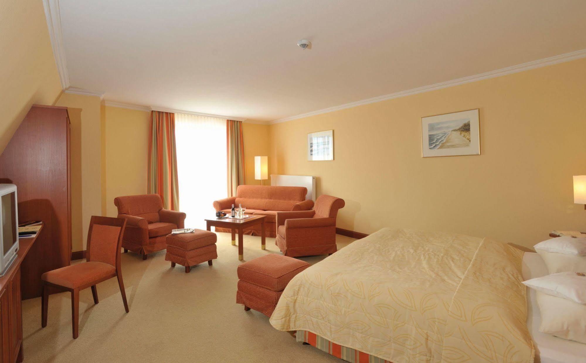 Hotel Zur Post - Ein Rovell Hotel Heringsdorf  Bagian luar foto