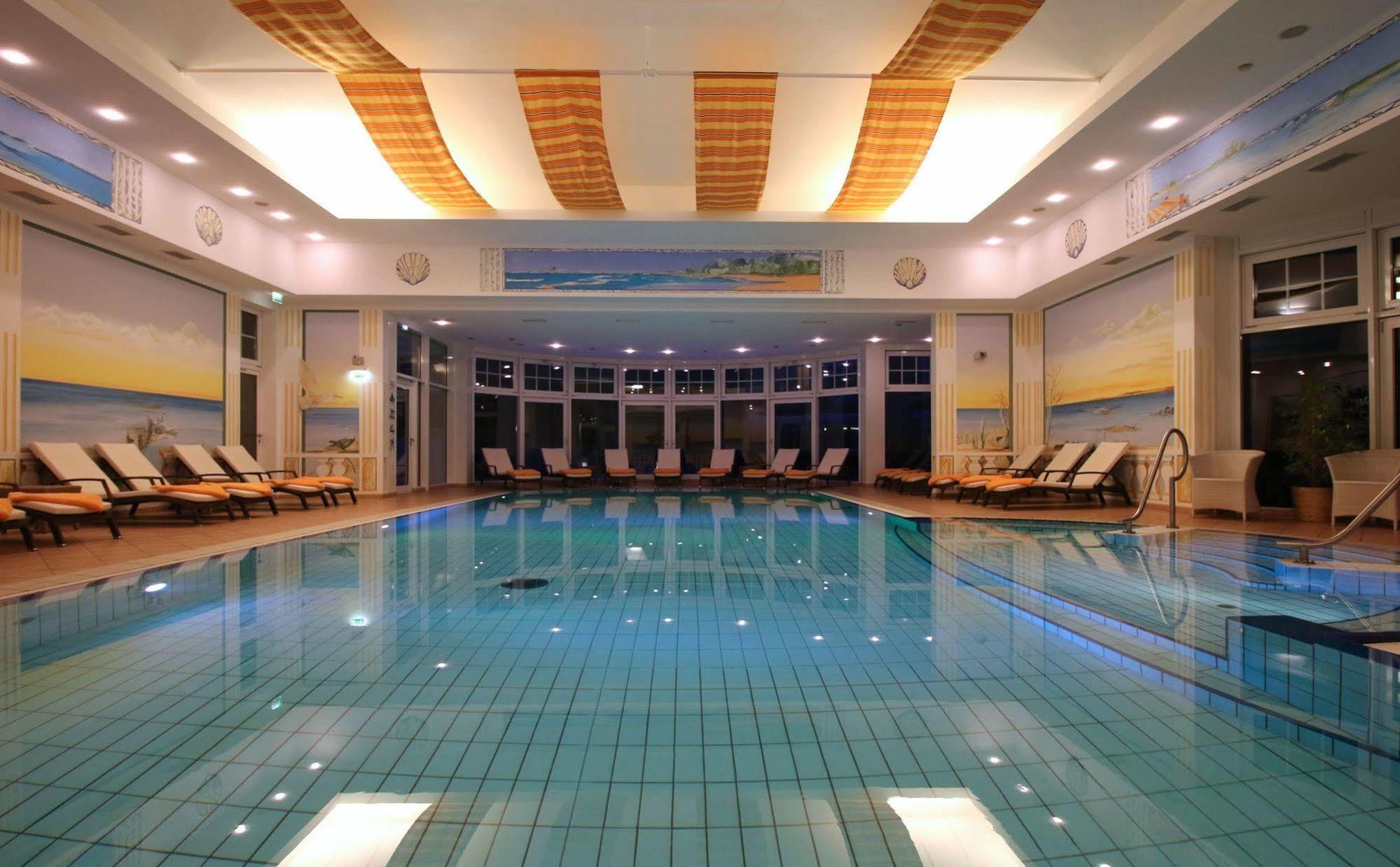 Hotel Zur Post - Ein Rovell Hotel Heringsdorf  Bagian luar foto