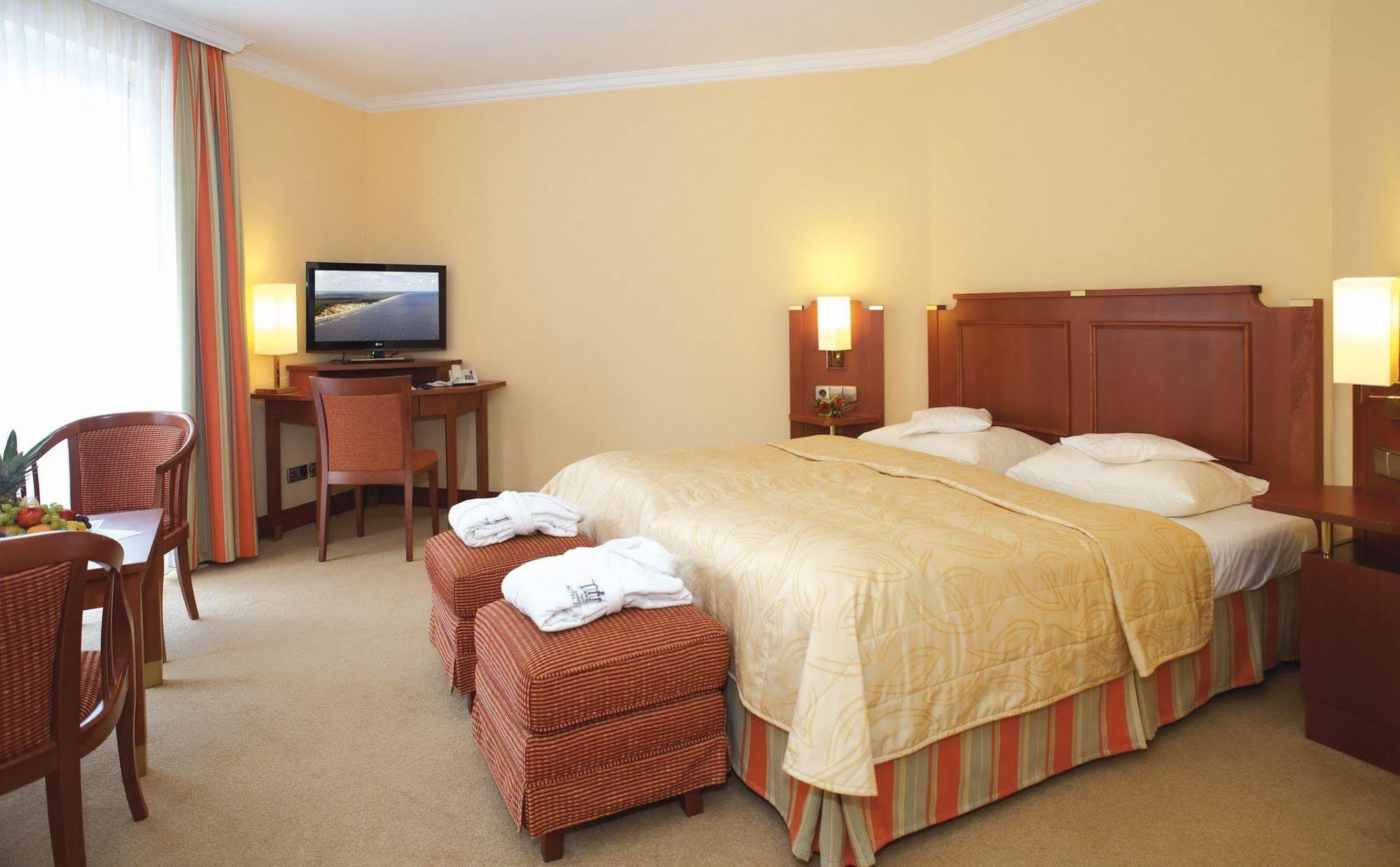 Hotel Zur Post - Ein Rovell Hotel Heringsdorf  Bagian luar foto